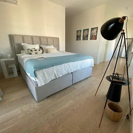 Voyager 360, Free Private Parking